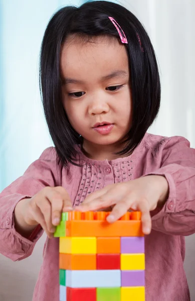 Menina jogando blocos de brinquedo — Fotografia de Stock