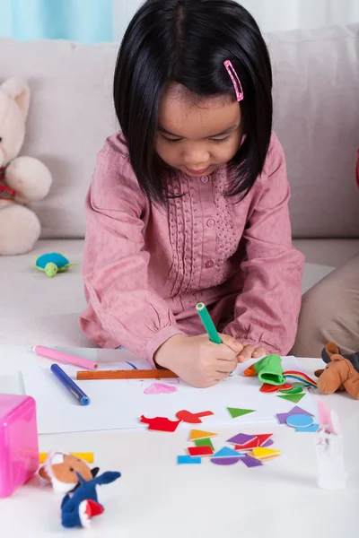 Little kid painting a picture — Stock Photo, Image
