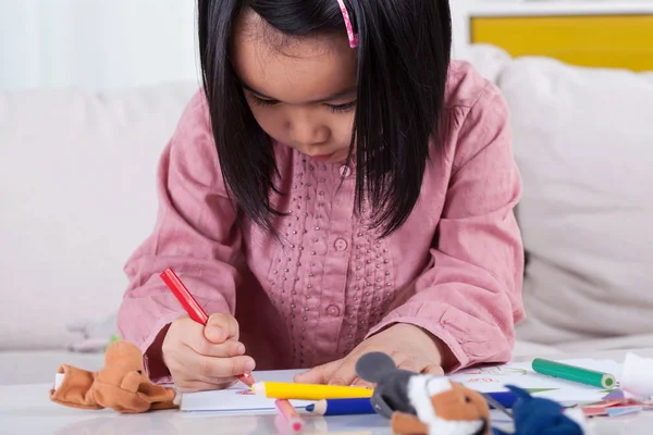 Menina desenhando um quadro — Fotografia de Stock