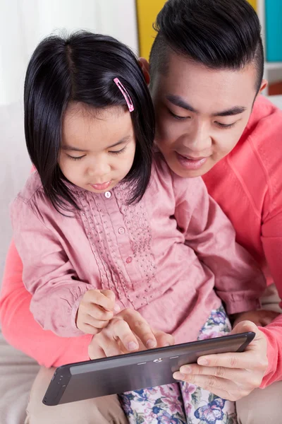 アジアの女の子と彼女のお父さん — ストック写真