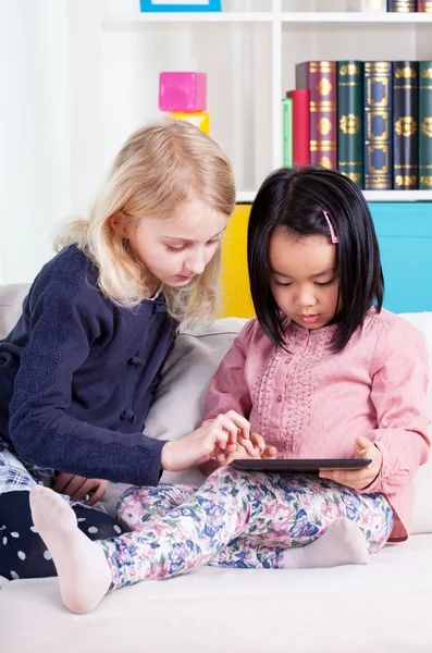 Kleine meisjes tijd doorbrengen — Stockfoto