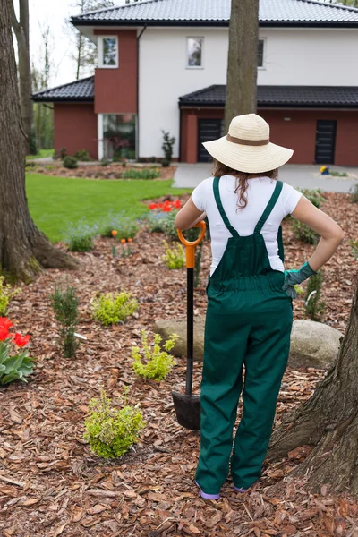 Jardineiro mantendo pá — Fotografia de Stock