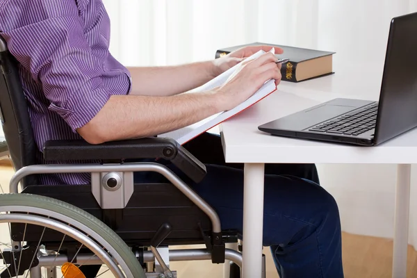 Человек на инвалидной коляске во время работы — стоковое фото