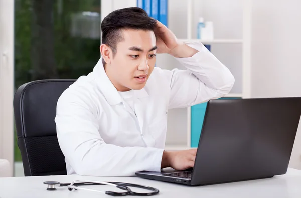 Medico asiatico durante il lavoro — Foto Stock