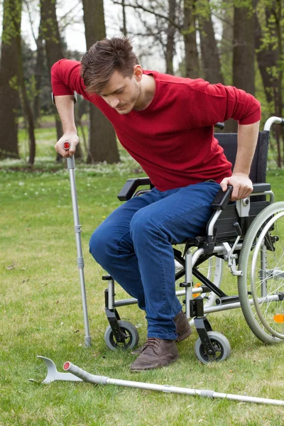 Behinderter Mann auf Krücken im Garten — Stockfoto