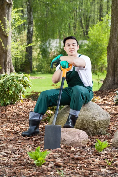 Trädgårdsmästare med en spade — Stockfoto