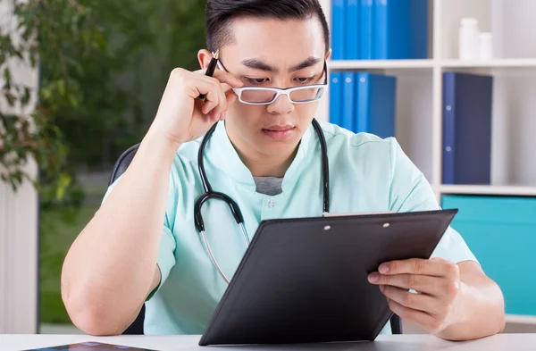 Asiatique médecin au bureau — Photo