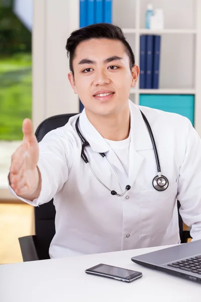 Azjatycki lekarz podczas Zapraszamy — Zdjęcie stockowe