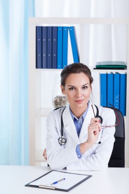 kadın doktor iş başında