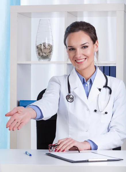 Doctor showing welcome gesture — Stock Photo, Image