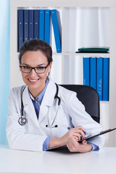 Médico sonriente con estetoscopio —  Fotos de Stock