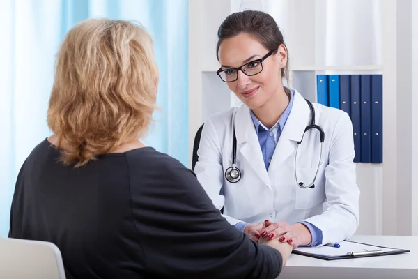 Médico sosteniendo la mano de un paciente — Foto de Stock