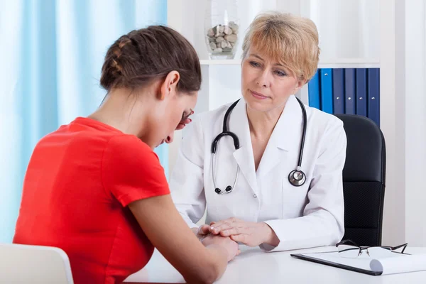 Doctor comforting patient — Stock Photo, Image