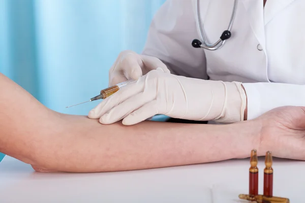 Aşı enjeksiyon veren eller — Stok fotoğraf