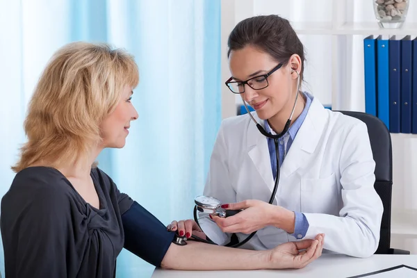 Doctor taking blood pressure — Stock Photo, Image