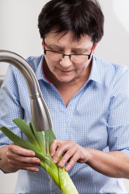 Büyükanne gıda hazırlama