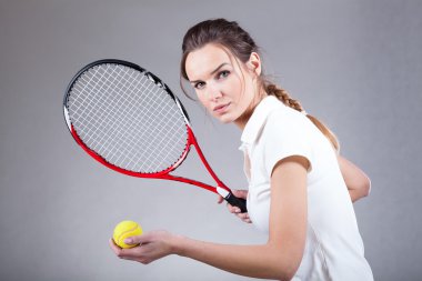 kadın tenis oynamaya odaklanmış