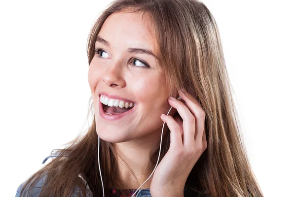 Молодая девушка поет и слушает музыку — стоковое фото
