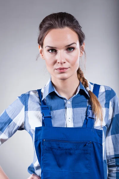 Handywoman klaar om te werken — Stockfoto