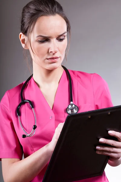 Doctora escribiendo un diagnóstico — Foto de Stock