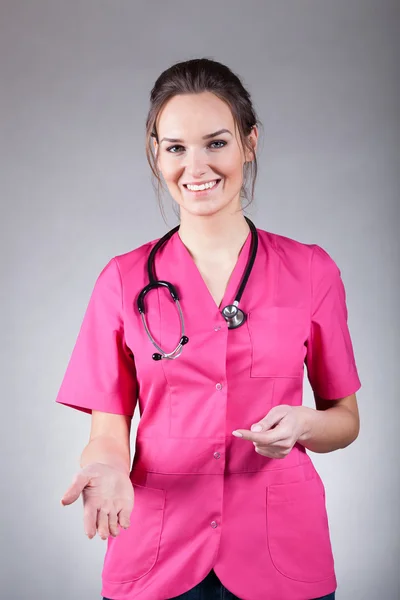 Médico convidando para exame médico — Fotografia de Stock