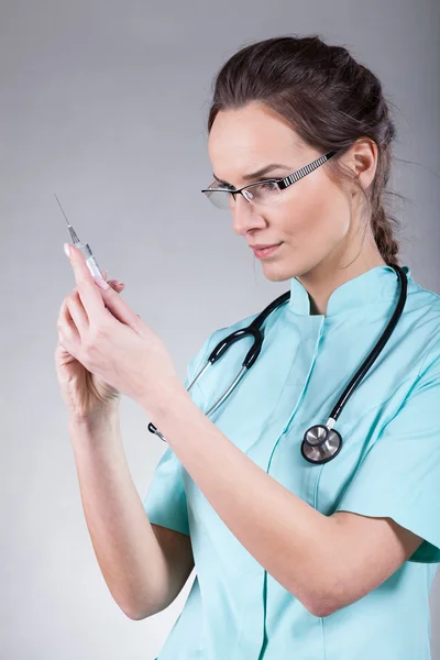 Female doctor before injection — Stock Photo, Image