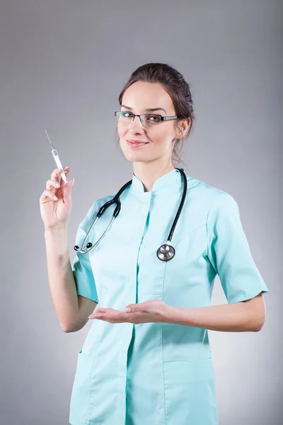 Kobieta lekarz ze strzykawką — Zdjęcie stockowe