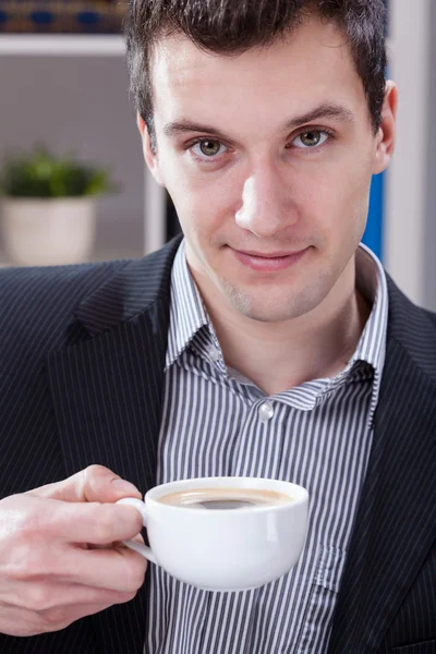 Hombre guapo con una taza de café — Foto de Stock