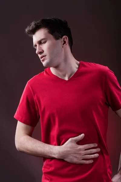Człowiek z bóle brzucha — Zdjęcie stockowe