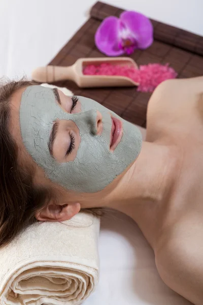 Mulher com máscara facial no salão de spa — Fotografia de Stock