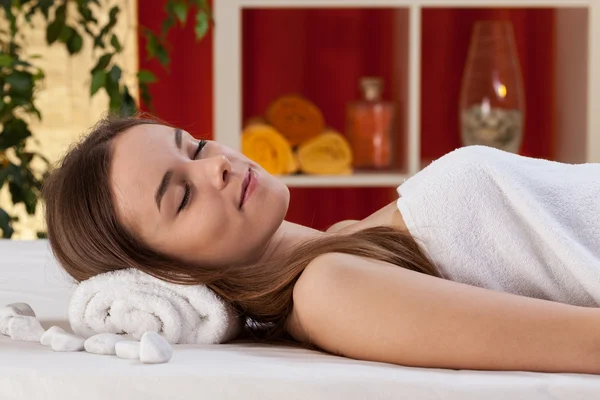 Donna dopo massaggio corpo al salone spa — Foto Stock