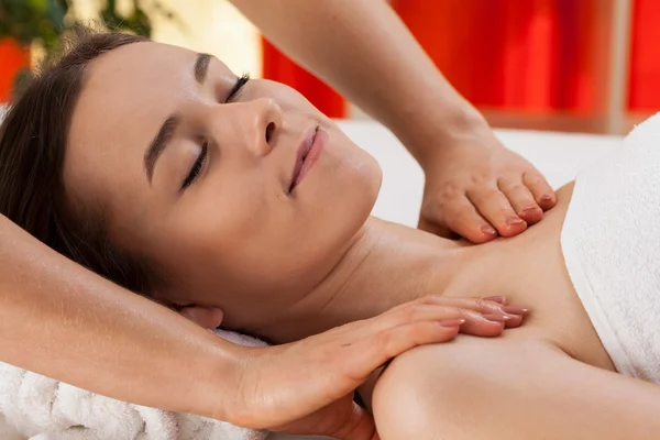 Mulher durante a massagem no ombro — Fotografia de Stock