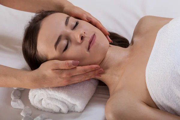 Mujer durante un tratamiento de belleza en el spa —  Fotos de Stock