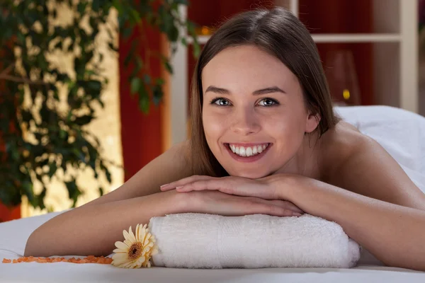 Vrouw liggend op een massagetafel — Stockfoto