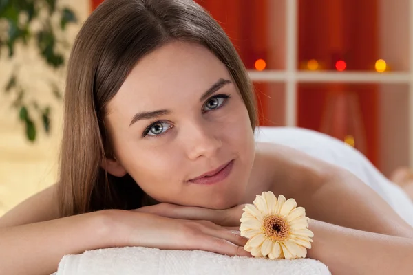 Senhora bonita antes da massagem — Fotografia de Stock