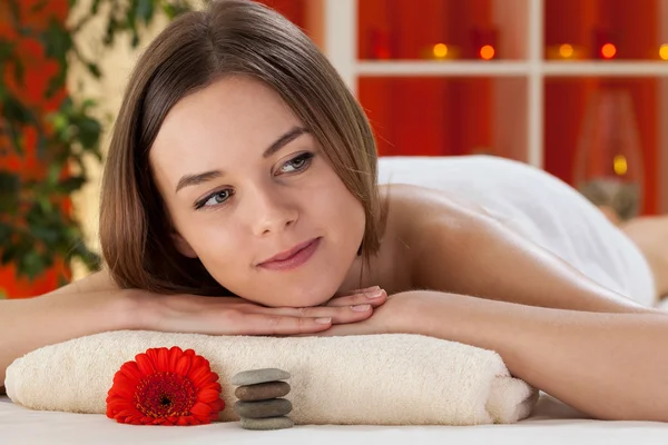 Mujer disfrutando su día en el spa —  Fotos de Stock