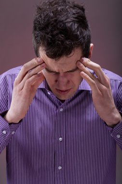Başı ağrıyan adam