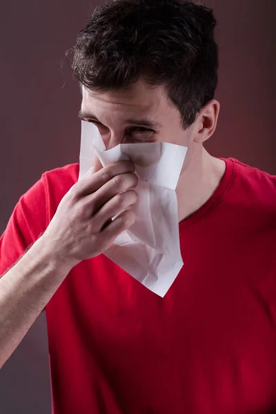 Man die zijn neus snuit — Stockfoto