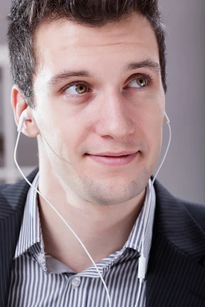 Homem bonito com fones de ouvido — Fotografia de Stock