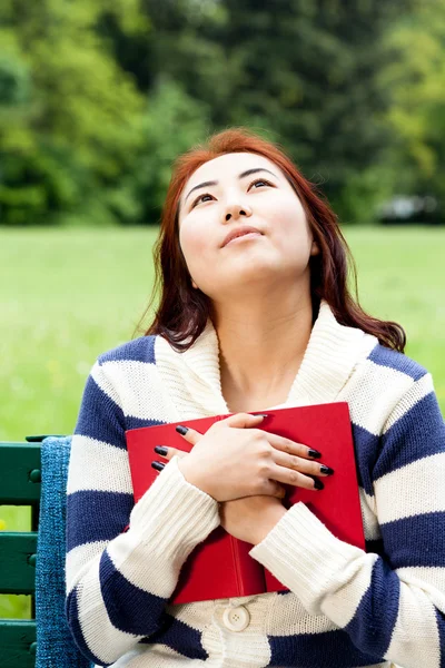 Mongolia mujer leyendo libro —  Fotos de Stock