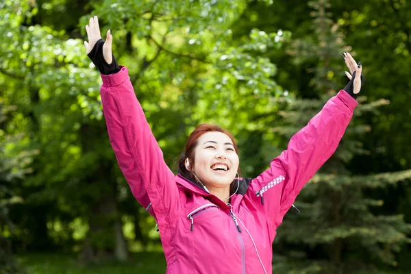 Szczęśliwy mongolski kobieta lubi sport — Zdjęcie stockowe