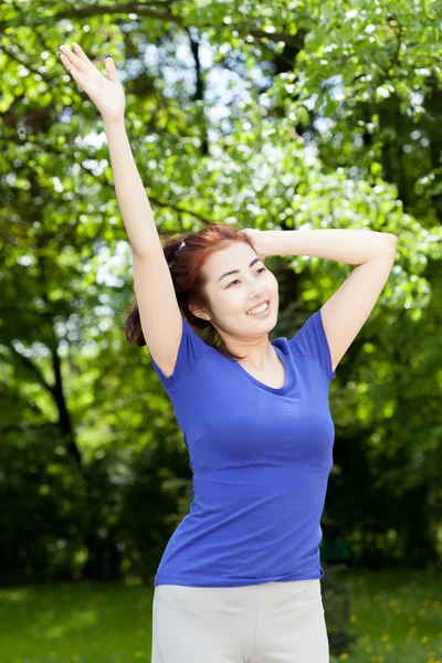 Mulher feliz após o treinamento — Fotografia de Stock