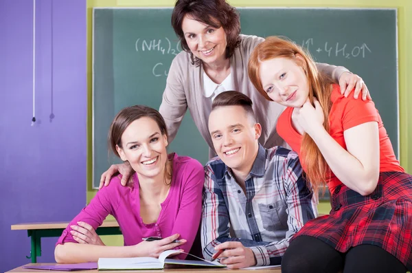 Schüler und Lehrer während der Chemie — Stockfoto