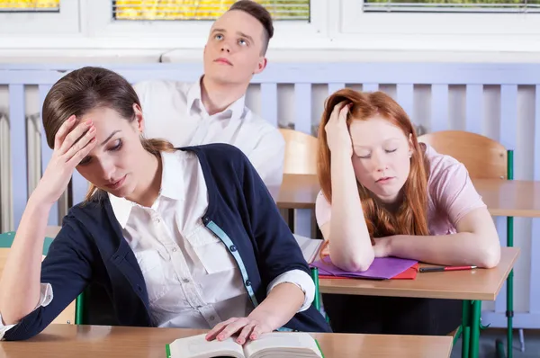 Estudiantes aburridos durante la lección — Foto de Stock