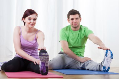 Çift Pilates yapıyor