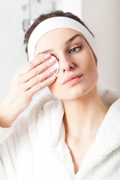 Hermosa mujer quitando maquillaje — Foto de Stock