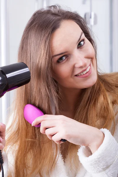 Femme séchant les cheveux — Photo