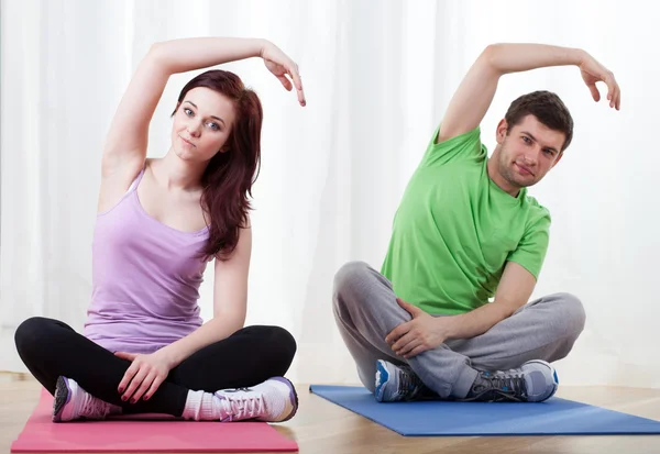 Couple prenant des cours de yoga — Photo