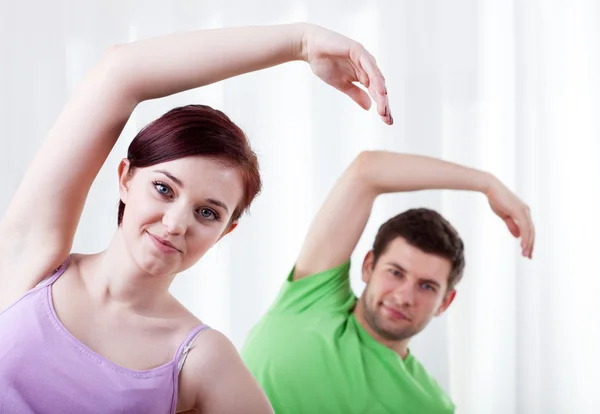 Man och kvinna gör yoga — Stockfoto