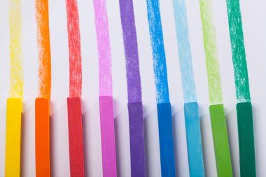 renkli boyalı pastel çizgili